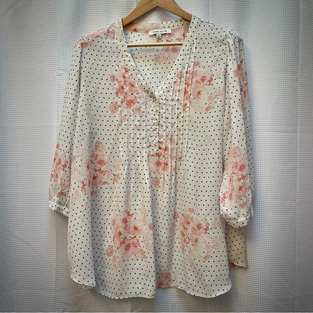 🌹+ 🫒 White V-neck blouse with black polka dots and pink roses